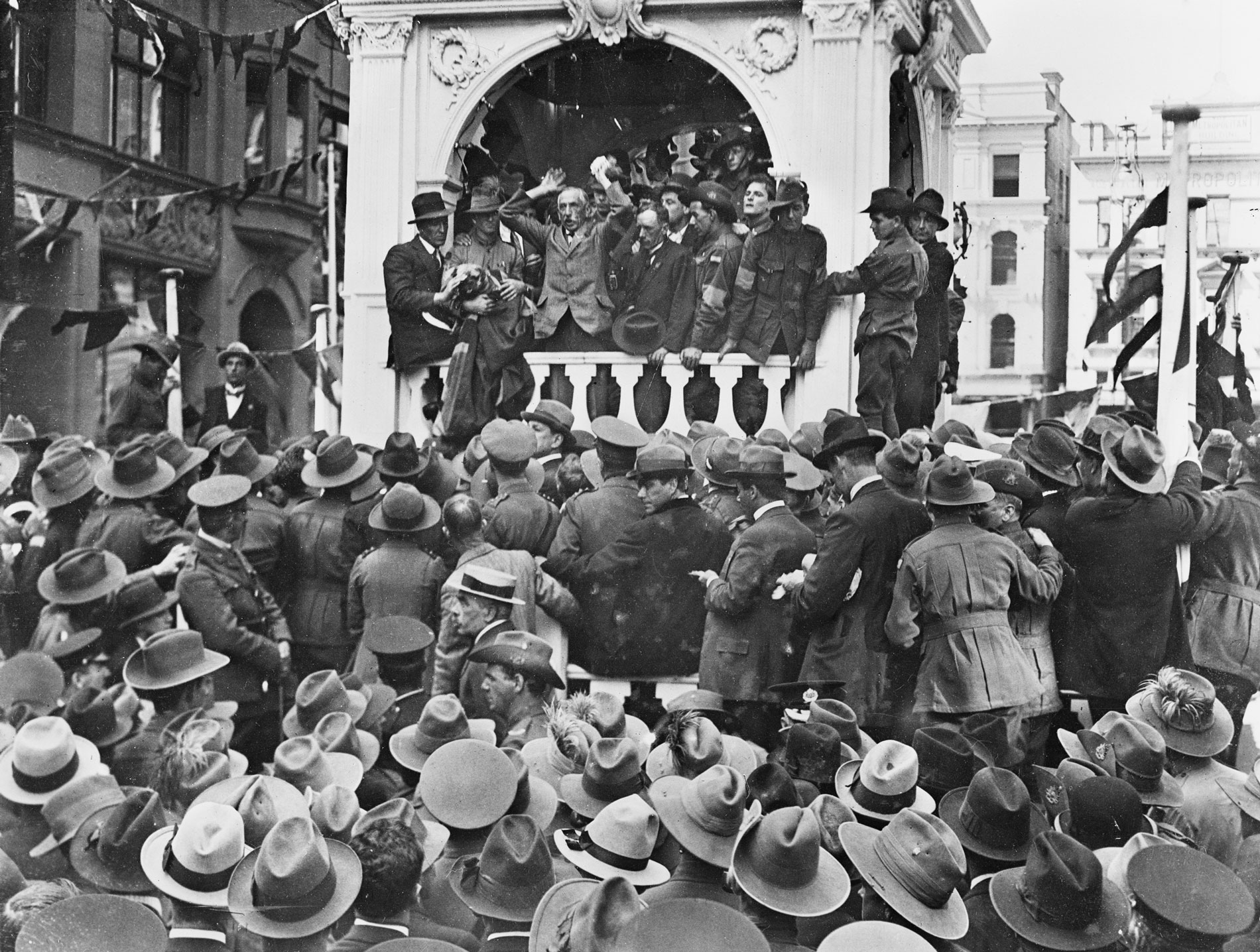 Prime Minister Billy Hughes speaking in front of a huge crowd at Martin Place, Sydney.