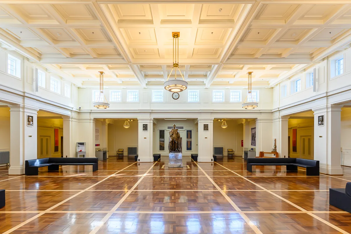 A wide shot of King's Hall, the statue of King Edward is in the middle of the photograph.