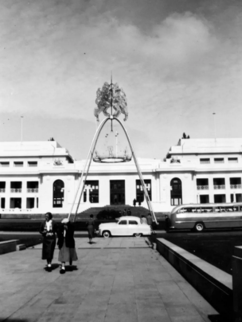 An arch for the Queen’s visit in 1954 featuring decorative pieces from the arches that graced the Mall in London