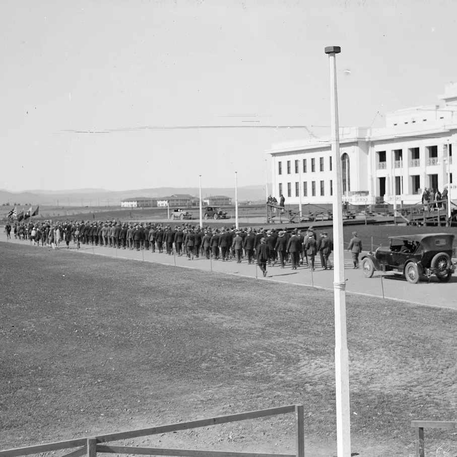 Parade of people walking past Parliament House, Anzac Day 1927.